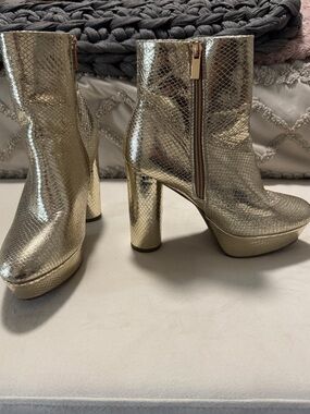 BAMBOO Metallic Gold Faux Snakeskin Platform Ankle Boots Size 8 NEW